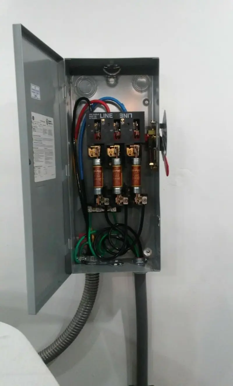 Three-phase disconnect switch installed for Smoke Detector Installation in Lamar